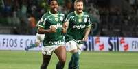 Endrick (à esquerda), do Palmeiras, comemora gol marcado contra o América-MG Foto: Gustavo Motta/Pera Photo Press