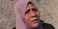 Mulher que fazia fila para obter gás de cozinha no centro de Gaza acusou o mundo de abandonar os palestinos  Foto: BBC News Brasil