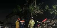 Corpo de Bombeiros e agentes da Defesa Civil ajudam no resgate de vítimas do deslizamento de terra em Ferraz de Vasconcelos.  Foto: Defesa Civil de São Paulo/Divulgação / Estadão