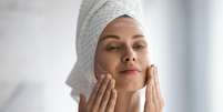 Investir em uma rotina de cuidados com a pele é essencial  Foto: fizkes | Shutterstock / Portal EdiCase