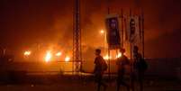 A queima de gás é uma imagem comum nos campos petrolíferos do Irã e do Iraque, entre outros países  Foto: BBC News Brasil