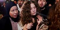 Ahed Tamimi, 22, foi fotografada se reencontrando com a mãe na Cisjordânia após sua soltura na quarta-feira (29)  Foto: Reuters / BBC News Brasil