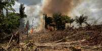 Árvores cortadas são queimadas na floresta amazônica no município paraense de Bujaru: desmatamento coloca Brasil na lista dos principais emissores de CO² na atmosfera.  Foto: Daniel Teixeira/Estadão / Estadão