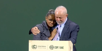 Lula se emociona ao ceder espaço para ministra Marina Silva discursar durante a COP28.  Foto: Reprodução/Instagram @lulaoficial