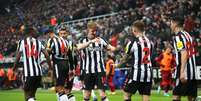 Jogadores celebram o gol do Newcastle   Foto: Clive Brunskill/Getty Images / Esporte News Mundo