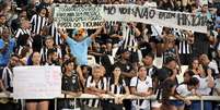 Torcedores do Botafogo protestam contra o time no estádio Nilton Santos  Foto: Andre Fabiano/Código19/Gazeta Press
