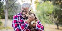 Ter um cachorro aumenta a probabilidade dos idosos saírem de casa  Foto: iStock