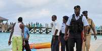 Turista que praticava stand-up paddle morre após ser atacada por tubarão nas Bahamas  Foto: Reuters/Dante Carrer