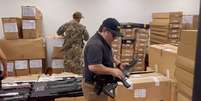 Operação Dakovo, de combate ao tráfico de armas, apreende centenas de armas  Foto: Reprodução/Polícia Federal