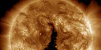Um enorme buraco escuro se abriu na superfície do Sol e está liberando correntes de radiação mais fortes, conhecidas como ventos solares, atingindo diretamente a Terra.  Foto: Divulgação SDO/Nasa / Estadão