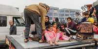 As pessoas na Faixa de Gaza estão sendo orientadas a deixar áreas de combate, mas muitos não sabem para onde ir e estão sem acesso a comida e água suficientes  Foto: DW / Deutsche Welle