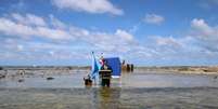 Ministro de Tuvalu grava vídeo dentro do mar para alertar que o país ilha está desaparecendo  Foto: Governo de Tuvalu/Redes sociais / Perfil Brasil