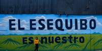 "O Essequibo é nosso", afirma mural na Venezuela. População votou em referendo no dia 3 de dezembro  Foto: Gaby Oraa/Bloomberg/Getty Images/Getty Images / Guia do Estudante