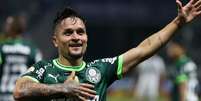 De férias do Palmeiras, Endrick vai a jogo do Boston na NBA e troca camisa com Tatum