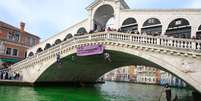 Ambientalistas italianos usaram um corante para deixar o Grande Canal de Veneza verde.  Foto: Manuel Silvestri/Reuters