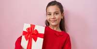 Um bom presente de Natal sempre deixa as crianças muito felizes - Shutterstock  Foto: Alto Astral