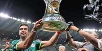  Foto: Cesar Greco/Palmeiras - Legenda: Abel Ferreira, ao lado do troféu do Campeonato Brasileiro deste ano / Jogada10