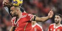 Reprodução de vídeo rede social - Legenda: Arthur Cabral mostra o dedo do meio para torcedores na saída do Estádio da Luz  Foto: Jogada10