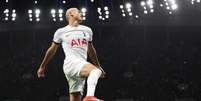  Foto: Adrian Dennis/AFP via Getty Images - Legenda: Momento do terceiro gol da vitória do Tottenham sobre o Newcastle na Premier League - / Jogada10