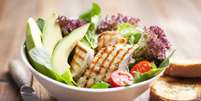 Salada de frango com abacate  Foto: Liv friis-larsen | Shutterstock / Portal EdiCase