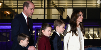 Grotesco! Kate Middleton e Pr&iacute;ncipe William deixam gafe escapar em foto com os filhos e web n&atilde;o perdoa: 'Muito ruim'.  Foto: Getty Images / Purepeople