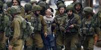 Fawzi al-Juneidi, de 16 anos, se tornou um símbolo da detenção de jovens pelo Exército israelense quando foi preso em 2017 e fotografado com os olhos vendados  Foto: ANADOLU/GETTY / BBC News Brasil