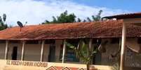 Imagem mostra a fachada da escola indígena Kuhnan Xacriabá  Foto: Alma Preta