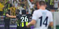  Foto: Divulga&ccedil;&atilde;o / Al Ittihad - Legenda: Kant&eacute;, ao fundo, celebra e seu companheiro Hegazy vibra. Afinal, marcou&nbsp; o segundo gol do Al Ittihad sobre o Auckland / Jogada10