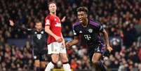  Foto: Peter Powell/AFP via Getty Images - Legenda: Jogadores de Manchester United e Bayern de Munique em disputa de bola - / Jogada10