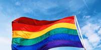 Imagem mostra bandeira LGBTQIA+ hasteada.  Foto: Alma Preta