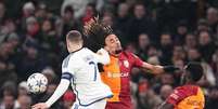  Foto: Mads Claus/Ritzau Scanpix/AFP via Getty Images - Legenda: Claesson (de branco) disputa a bola com Boey, do Galatasaray / Jogada10