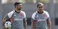 Foto: Daniel Ramalho/Vasco - Legenda: Ram&oacute;n e Emiliano D&iacute;az durante treinamento / Jogada10