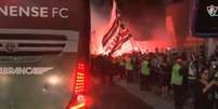  Foto: Jogada10 - Legenda: Fluminense embarca para Arábia Saudita e é festejado por tricolores / Jogada10