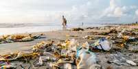 "tsunami de lixo" em Kuta, Bali.   Foto: Foto: Istock