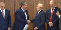 Tarcísio brinca e agradece Lula por investimento de bancos públicos  Foto: Reprodução/Canal Gov