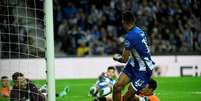  Foto: Miguel Riopa/ AFP - Legenda: Taremi chuta para fazer o terceiro gol do Porto sobre o Shakhtar / Jogada10