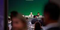 Delegados durante rodada de negociações sobre o texto final da COP-28, em Dubai  Foto: Thaier Al-Sudani/REUTERS