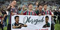 Diniz é celebrado pela torcida tricolor após a conquista da Libertadores  Foto: Gazeta Press