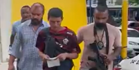 O homem se entregou à polícia e foi liberado em seguida  Foto: Reprodução/TV Globo
