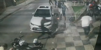A câmera flagrou quando um dos homens é atingido pelo suspeito que os perseguiam  Foto: Reprodução/TV Globo