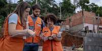 Larissa Mozer Blaudt, Lucas Henrique Sandre e Alessandra Corsi são geólogos do IPT  Foto: Vitor Serrano/BBC News Brasil / BBC News Brasil