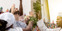 Entenda o que é Pai e Mãe de Santo e quais são as responsabilidades deles na religião  Foto: Reprodução/Istock