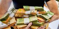 Especialistas acreditam que a inflação da Argentina irá superar 30% ao mês em dezembro  Foto: Getty Images / BBC News Brasil