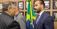 Eduardo Bolsonaro se explica sobre foto com Dino: 'Nunca tinha visto e não tenho orgulho dela'  Foto: Reprodução/Redes Sociais 