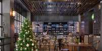 Foto meramente ilustrativa de restaurante preparado e decorado para o Natal  Foto: iStock