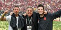  Foto: Alexandre Vidal/Flamengo - Legenda: Rodrigo Pelaipe, à direita, junto com o pai, Paulo, em 2019, no Flamengo / Jogada10