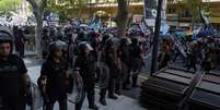 Polícia argentina patrulha manifestação contra as políticas do novo presidente argentino, Javier Milei, em Buenos Aires  Foto: Getty Images / BBC News Brasil