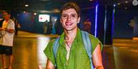 Kelvin da novela 'Terra e Paixão', Diego Martins apostou em camisa com leve transparência para curtir show de Luísa Sonza no Rio em 16 de dezembro de 2023.  Foto: AGNews, Marcelo Sá Barreto / Purepeople