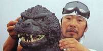 Kenpachiro Satsuma com um dos figurinos de borracha do Godzilla: o calor e a fumaça de efeitos especiais o sufocavam   Foto: Reprodução