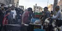 Palestinos em Gaza vêm sofrendo com escassez de alimentos e água potável  Foto: EPA / Ansa - Brasil